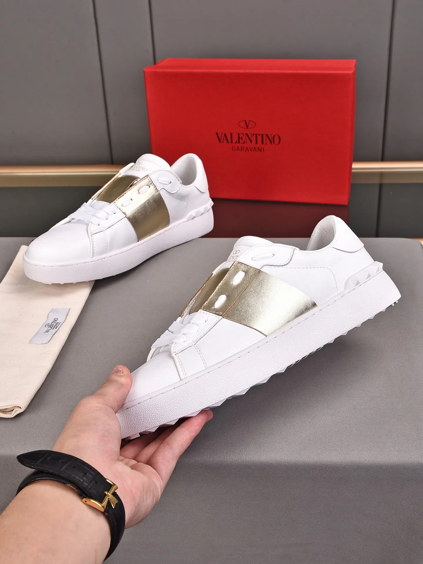 Men's shoes 440💰 (men and women couples) Valentino classic color matching series casual shoes. Made with heavy craftsmanship, good products pay attention to every detail. A must-have trendy item that can be worn all year round, it has been worn by many celebrities and Internet celebrities~~Imported cowhide surface, unique design concept, sheepskin lining, counter quality. Women’s clothing 35-40. Men’s clothing 39-44, 45-46 (returns and exchanges are not supported for custom-made items)